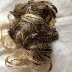 Blonde 2-Tone Curly Hairpiece Clip