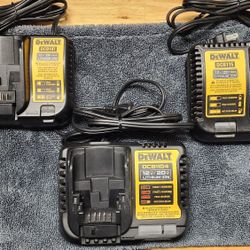 DEWALT BATTERY CHARGER /TOOL BAG