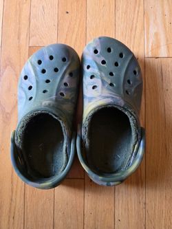 Crocs Camo Clogs – Big Kids 4