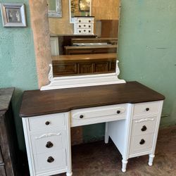 Beautiful Vanity With Mirror