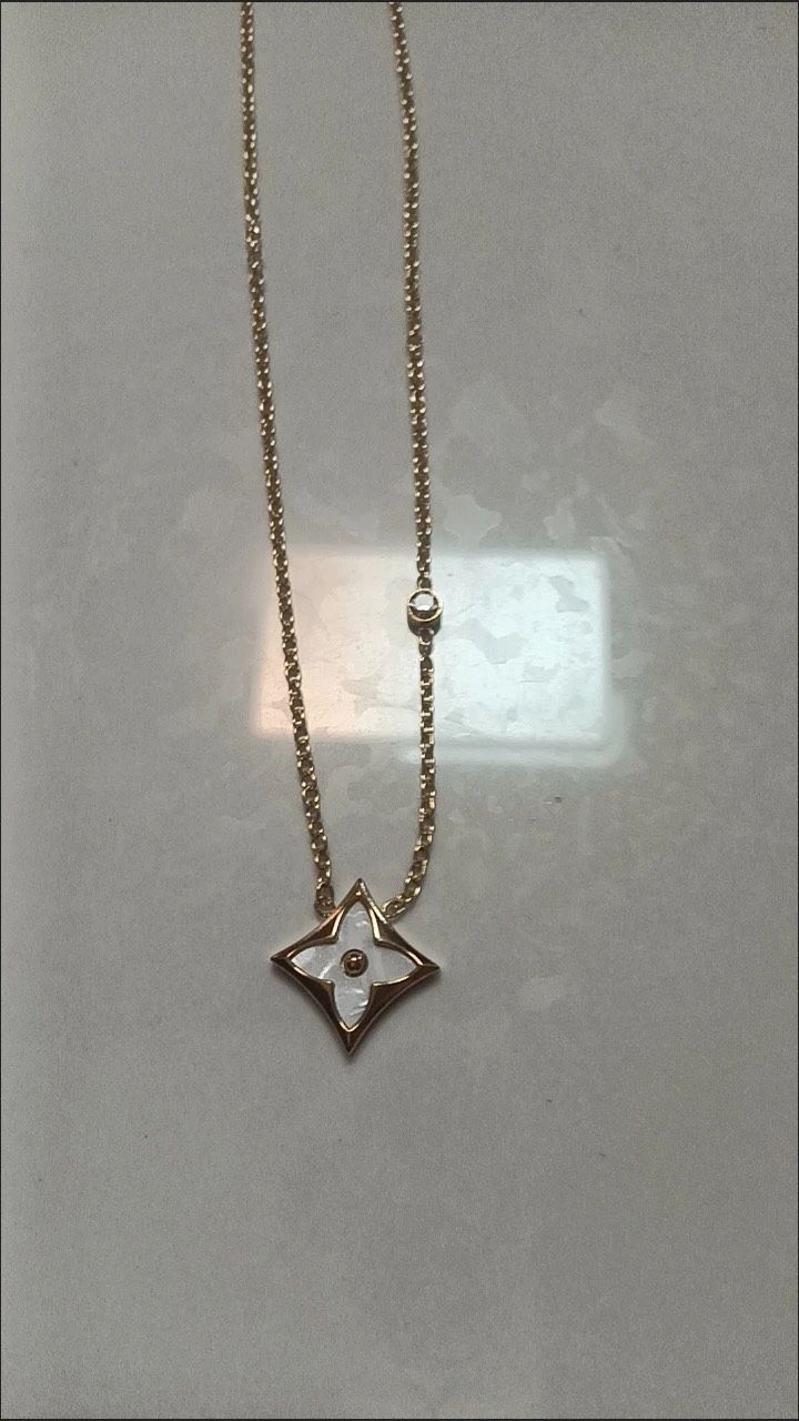 Earrin gs And Neckl ace 