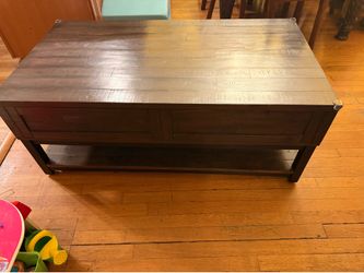 Johurst Coffee Table lifts up