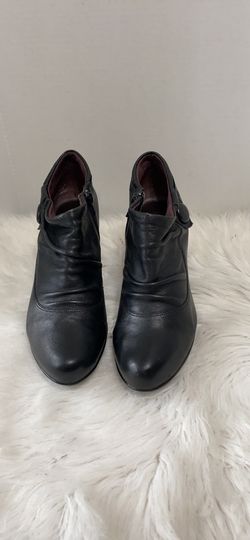 Clark’s by indigo women booties size 8.5