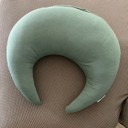 Snuggle Me Organic Feeding Pillow