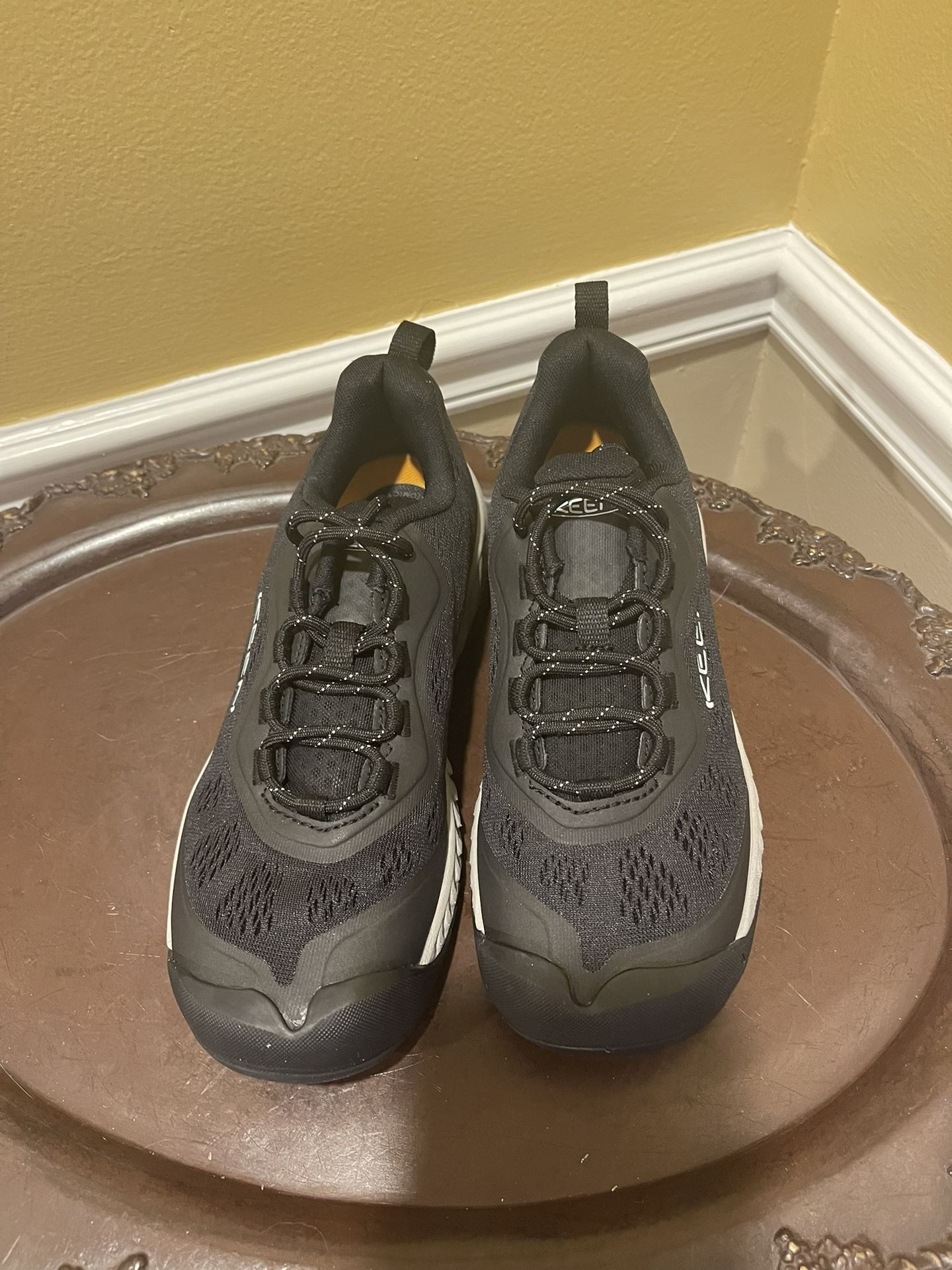 NWOT Women’s Keen Trail Shoes