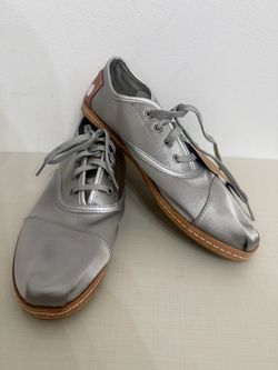 TOMS Silver Metallic Lace-Up Oxford Sneakers