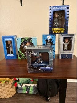 Ice cube bobble head
