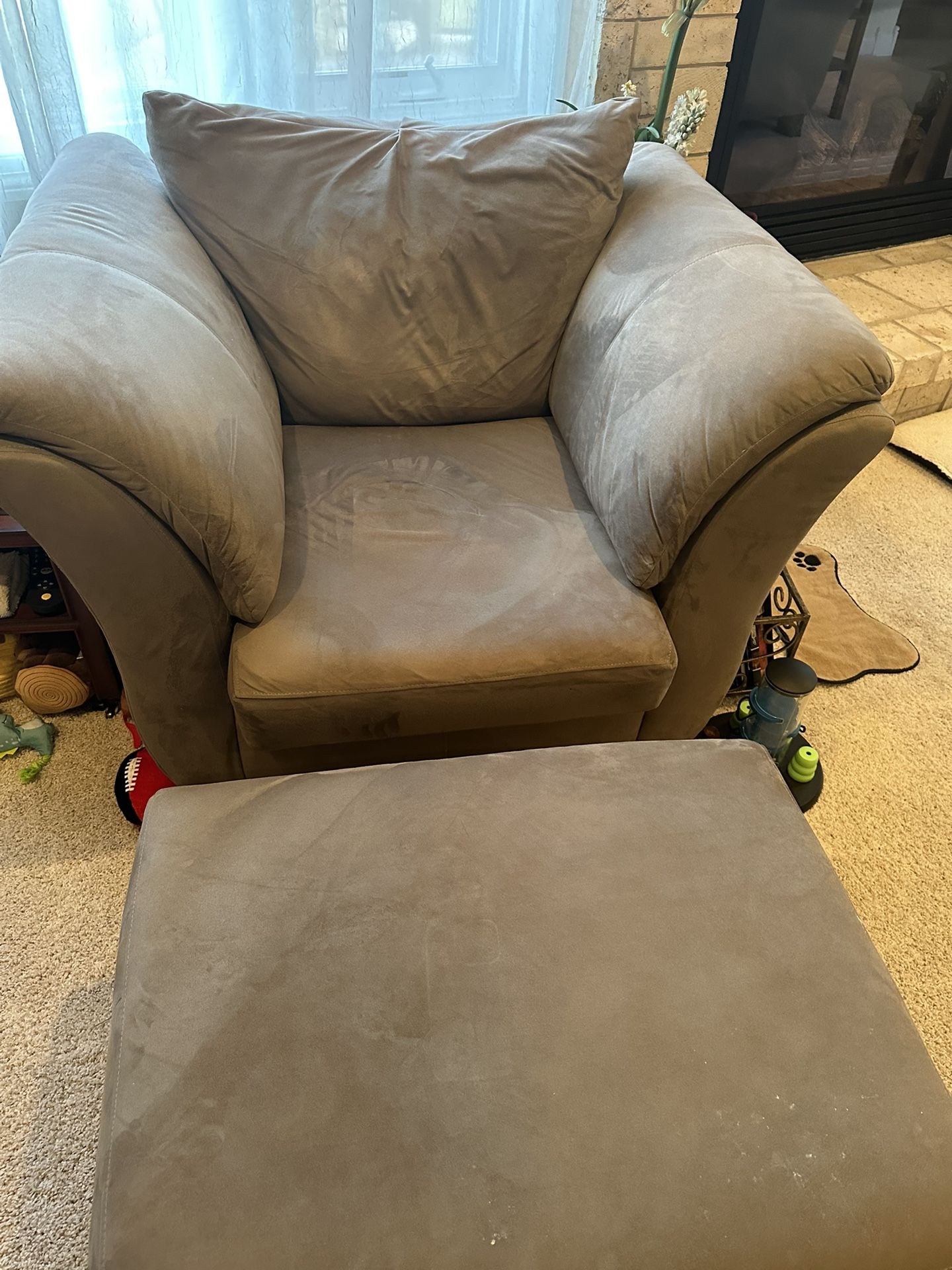 Chair w/Ottoman & Coffee Table