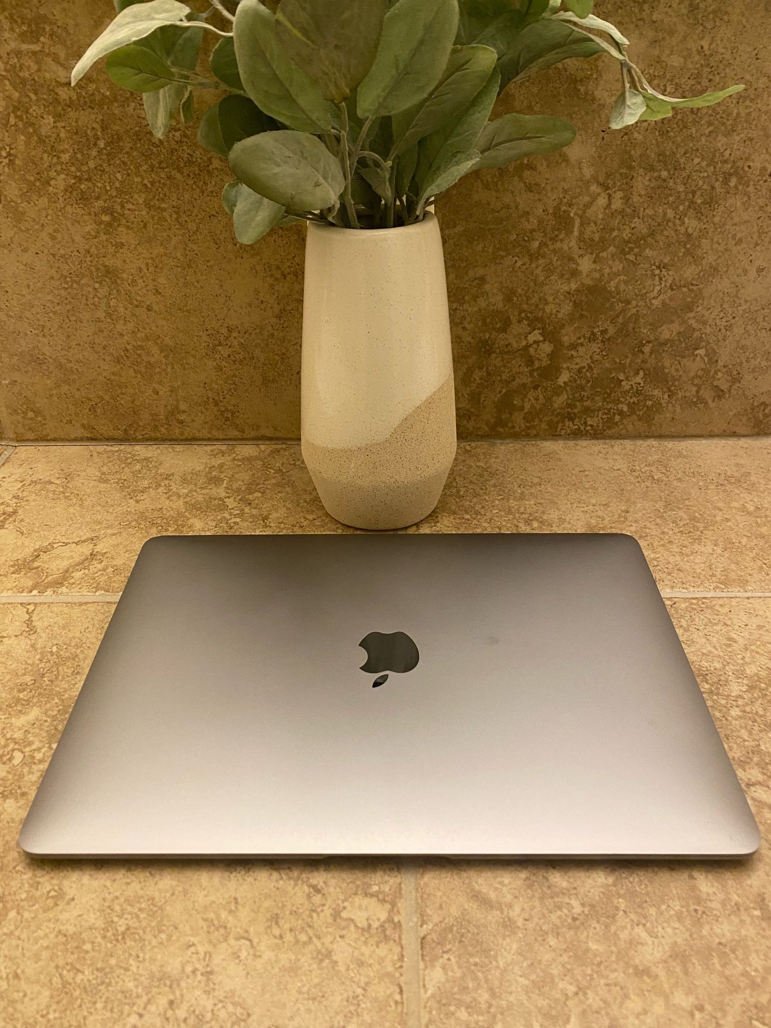 M1 2020 MacBook Air 13 inch MacOS Tahoe 26.0.1