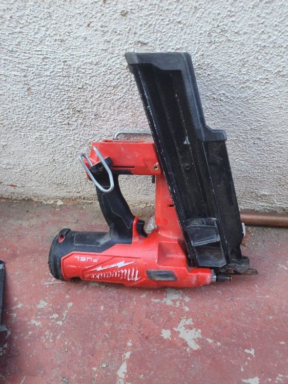 Milwaukee M18 FUEL 21 Degree Framing Nailer