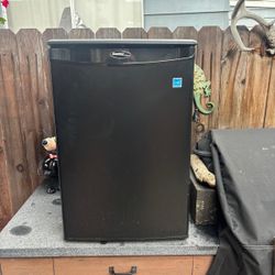 Danby Mini Fridge – Clean & Fully Working
