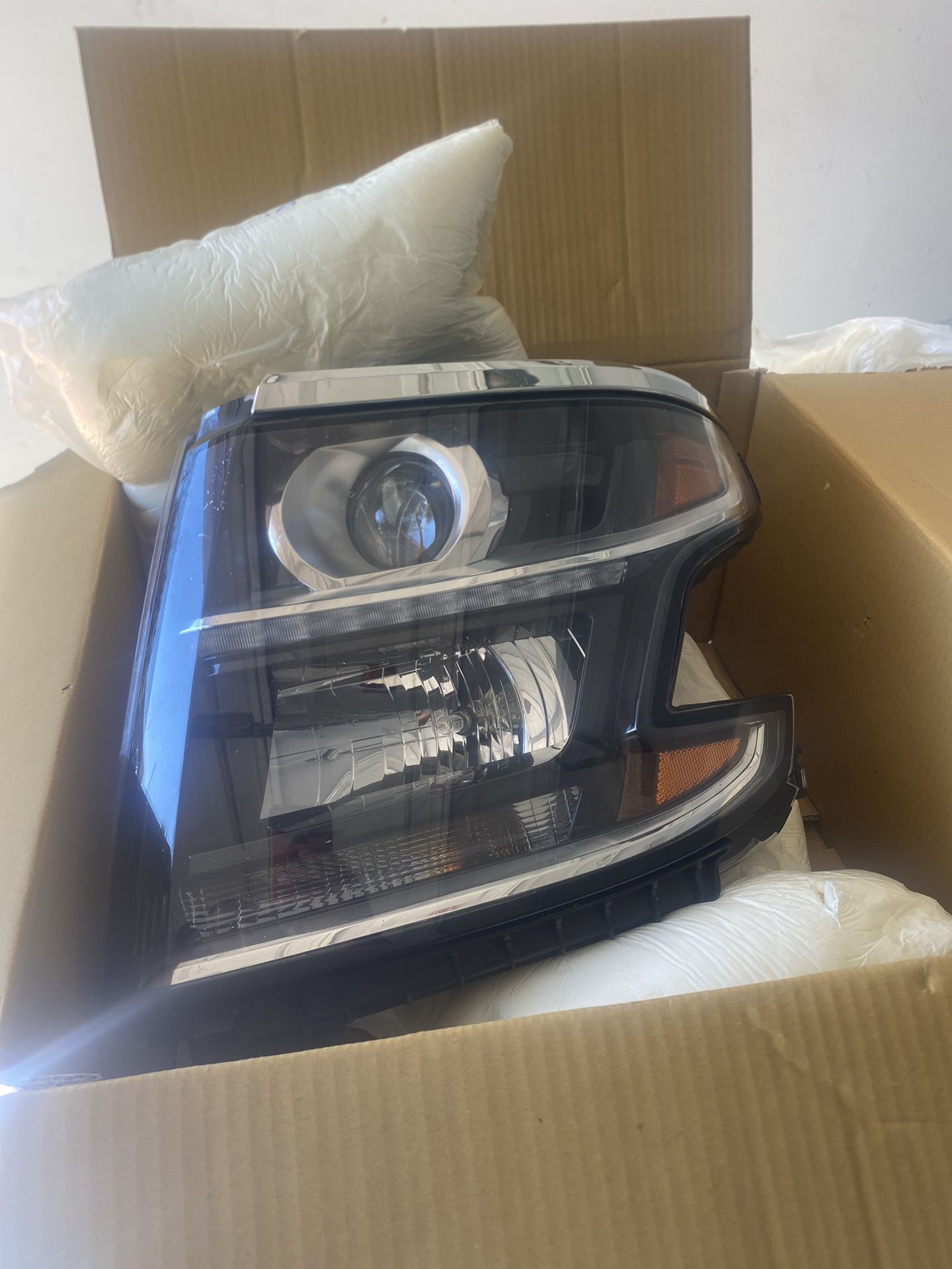 Suburban/Tahoe Driver Side HID Headlight Assembly