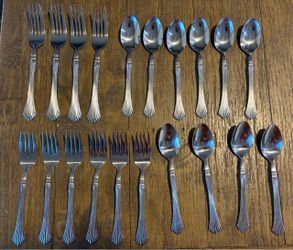 20-piece US159 United Silver retired stainless steel flatware set with a ribbed fan-style handle design. Includes dinner forks, salad forks, dinner s