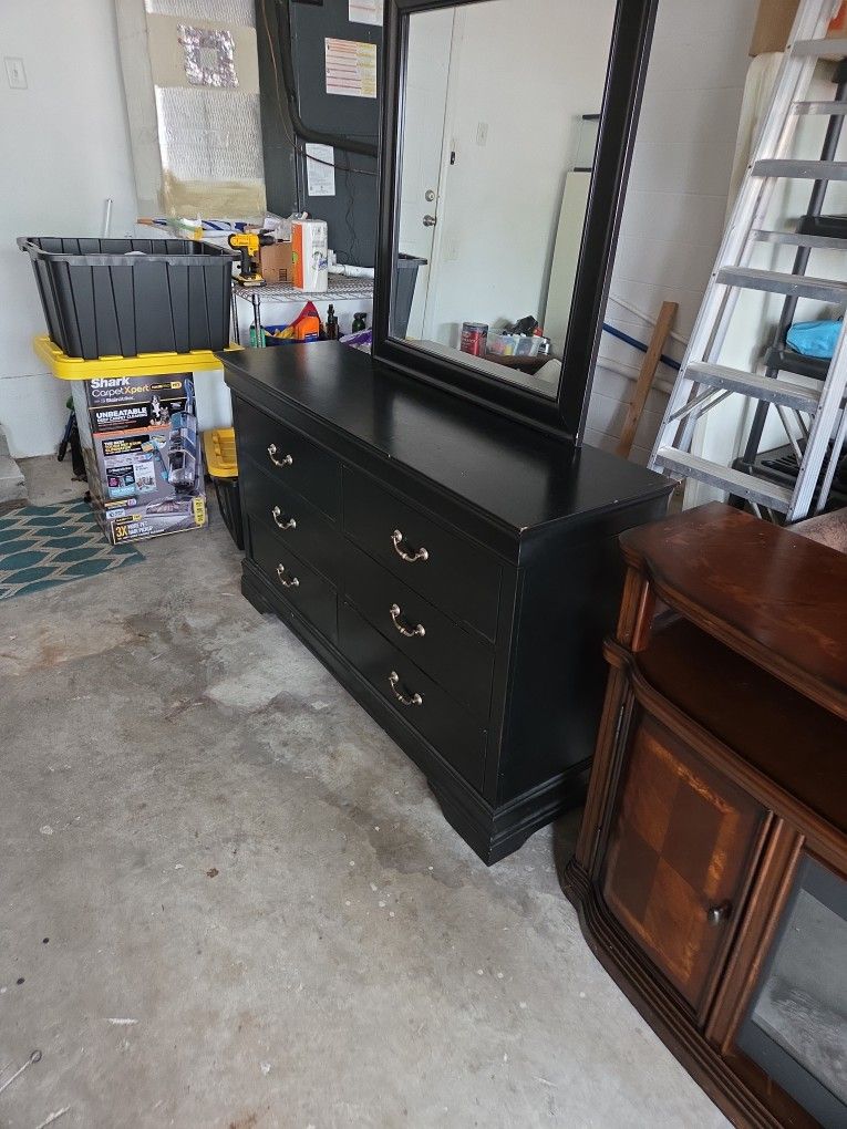 Sleigh Bed And Dresser