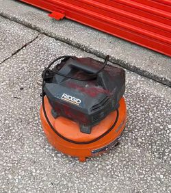 This is a RIDGID 6 Gallon, 150 PSI Portable Electric Pancake Air Compressor featuring an oil-free pump.