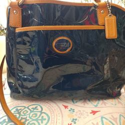 COACH PEYTON embossed signature C PATENT LEATHER

