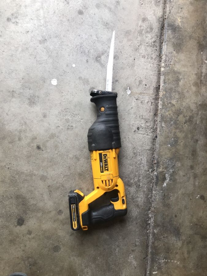 Vendo este soso DEWALT por $75 de 20v soso y batería solamente