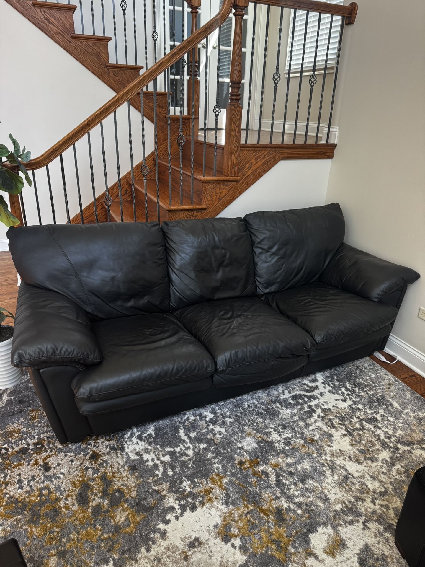 3 seater leather sofa Classic black $155