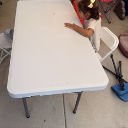 Kid’s plastic folding table 4ft