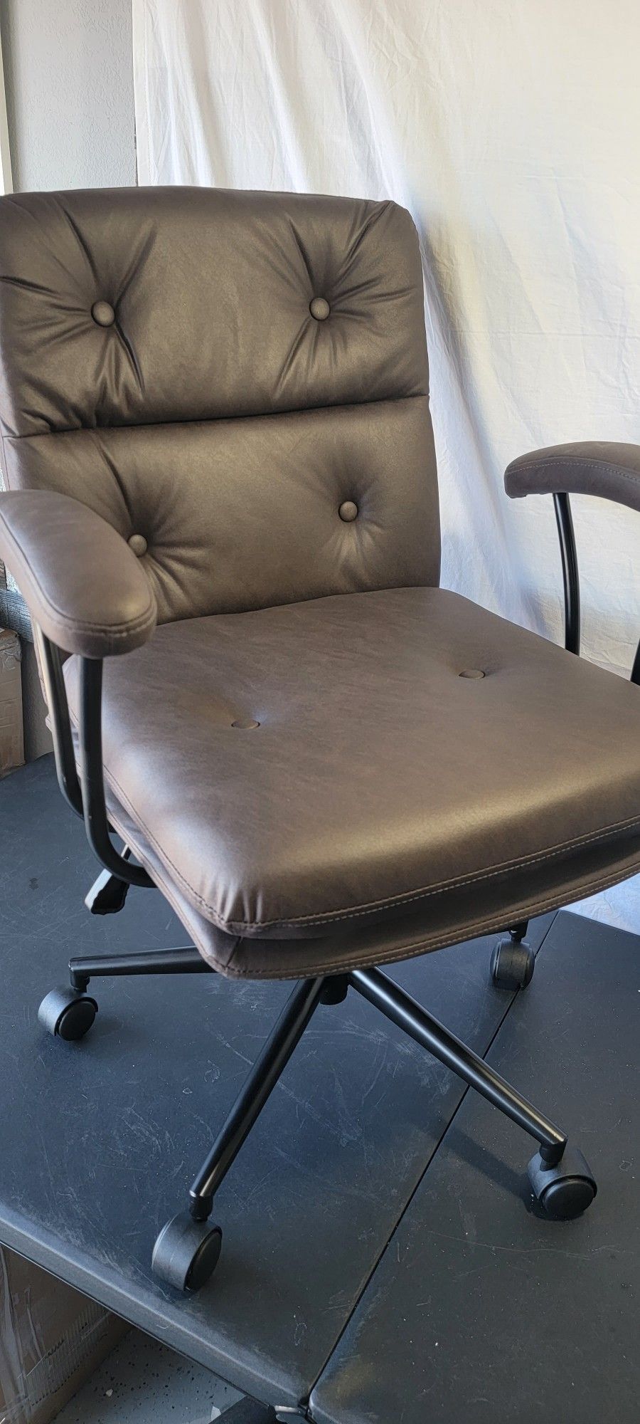Freemax Rolling Office Executive Desk Chair for Sale in Chandler, AZ - OfferUp