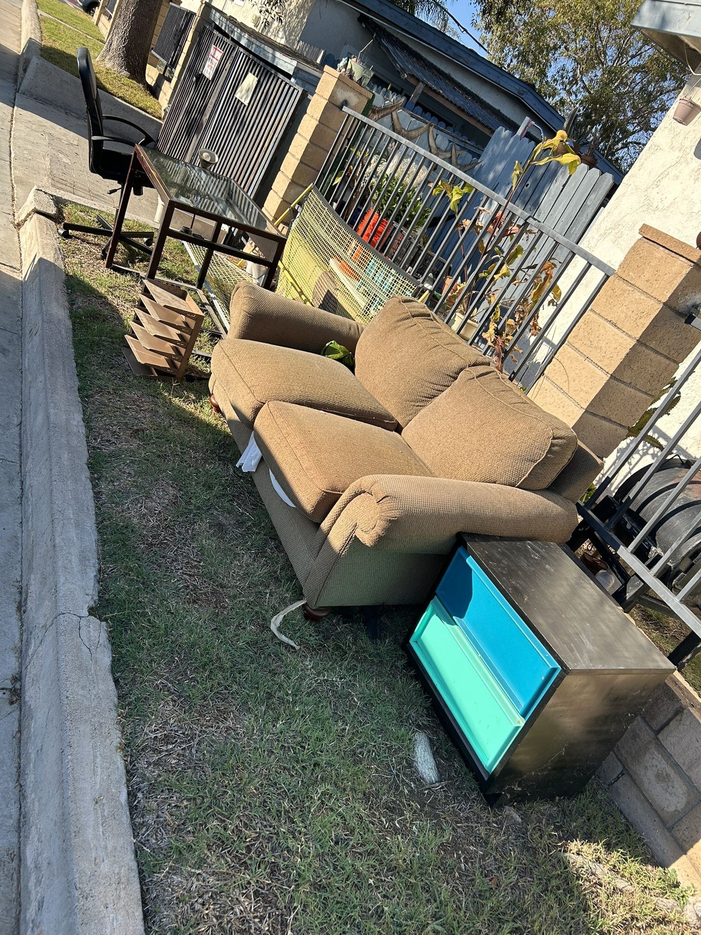 Free Furniture 