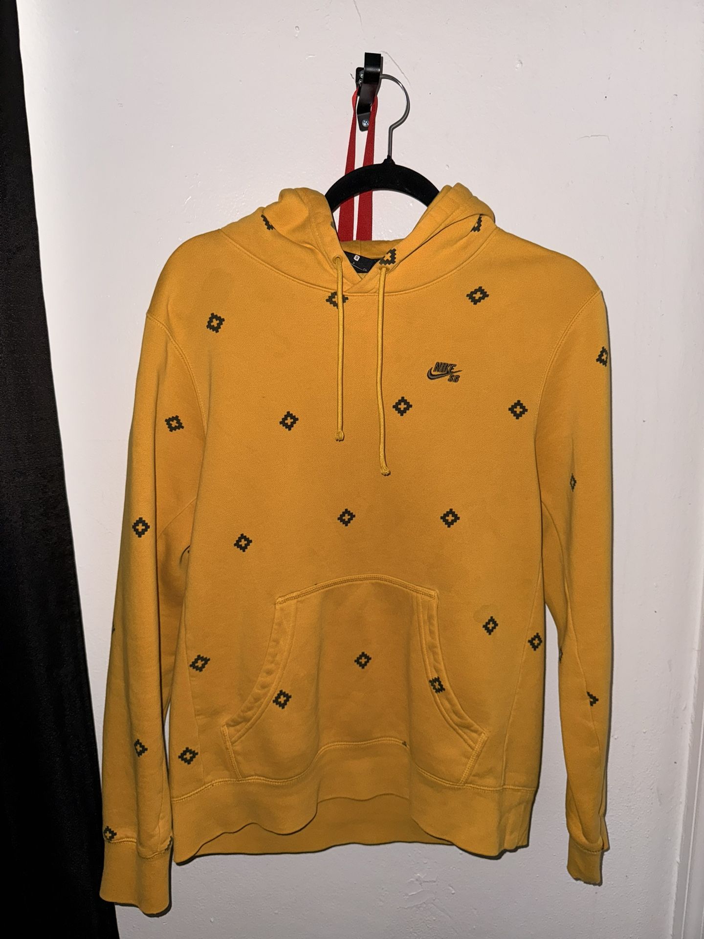 Nike Men's Club Fleece Pullover Hoodie Size S Yellow