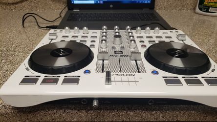 Laptop con controlador musica y virtualdj 8.3