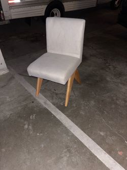 Scandinavian Style Cream Accent Chair – Natural Wood Legs