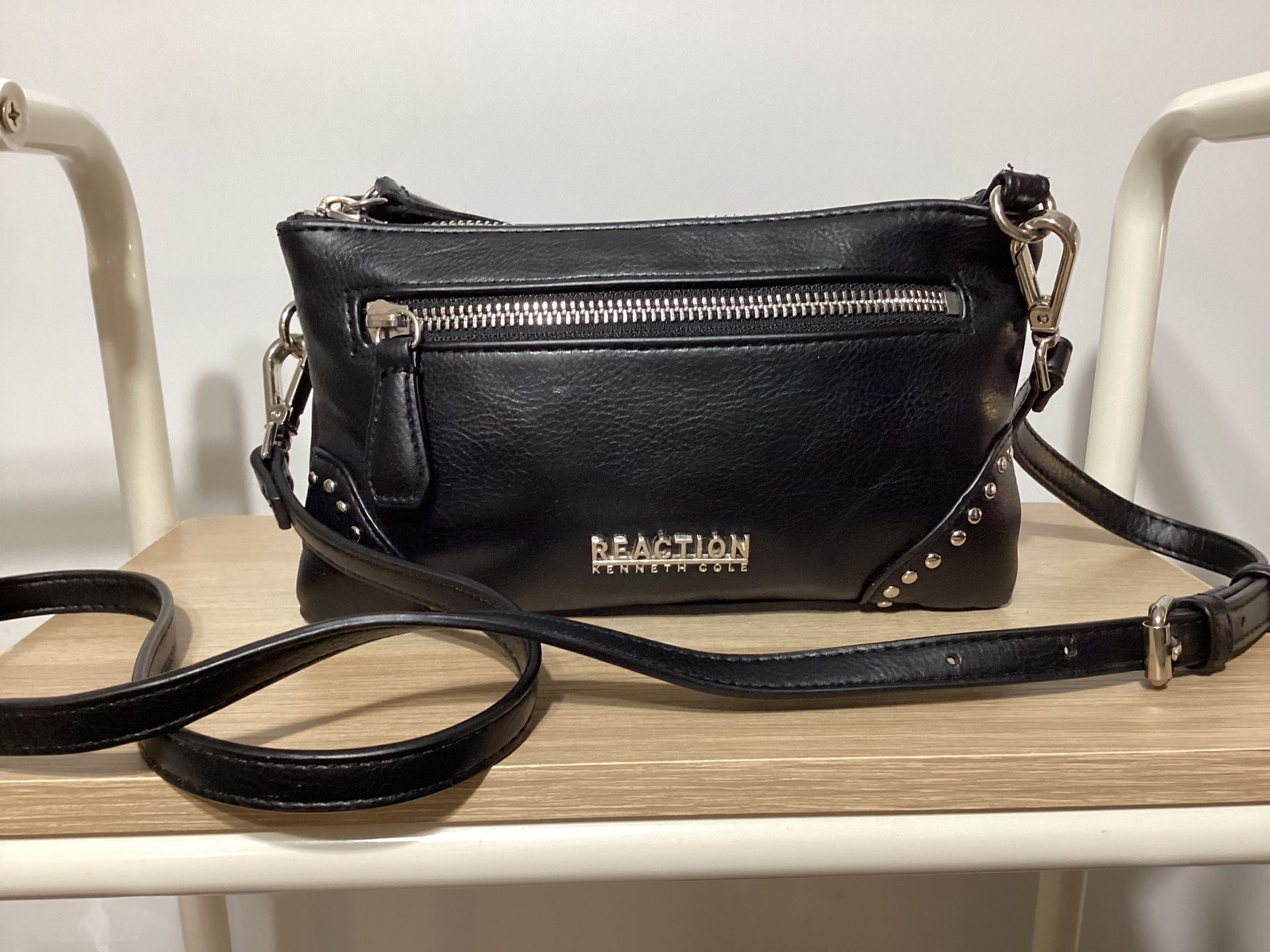 Kenneth Cole Reaction small leather purse with detachable crossbody strap