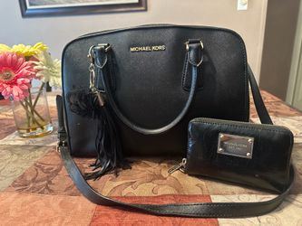 MICHAEL KORS LARGE PURSE WITH WALLET IN BLACK COLOR GOOD CONDITION