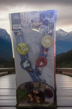 Disney Parks Pin Trading 2018 Starter Set Pins & Lanyard Mickey Goofy Minnie NEW