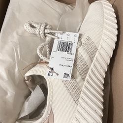 Women's Kaptir Flow running shoe in an off-white/wonder beige