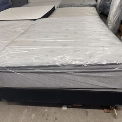 Queen Mattress with box springs🚚we can deliver🚚