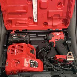 Compact Powerhouse: Milwaukee M12 FUEL™ 1/4" Hex Impact Driver Professional Kit