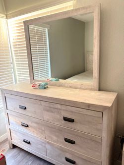 Bedroom furniture set