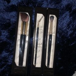 La Girl Brushes