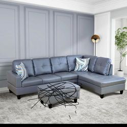 Este sofá seccional en forma L.