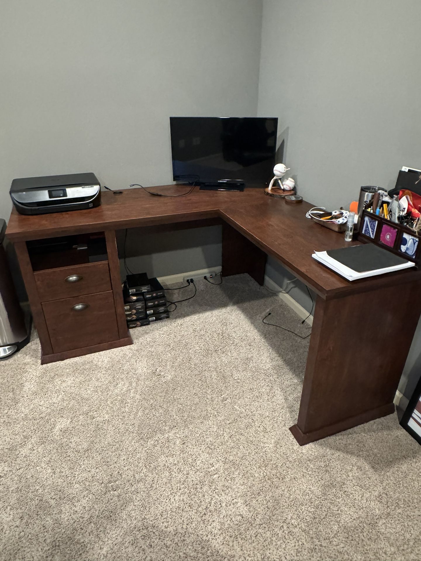 Corner desk