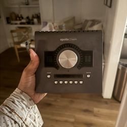 UNIVERSAL AUDIO APOLLO 