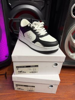 Alo Recovery Mode Sneakers Women's 5.5