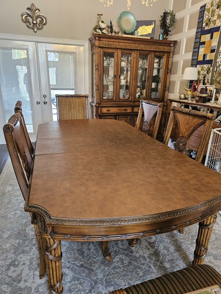 Dining Room table, 8 Chairs & Hutch