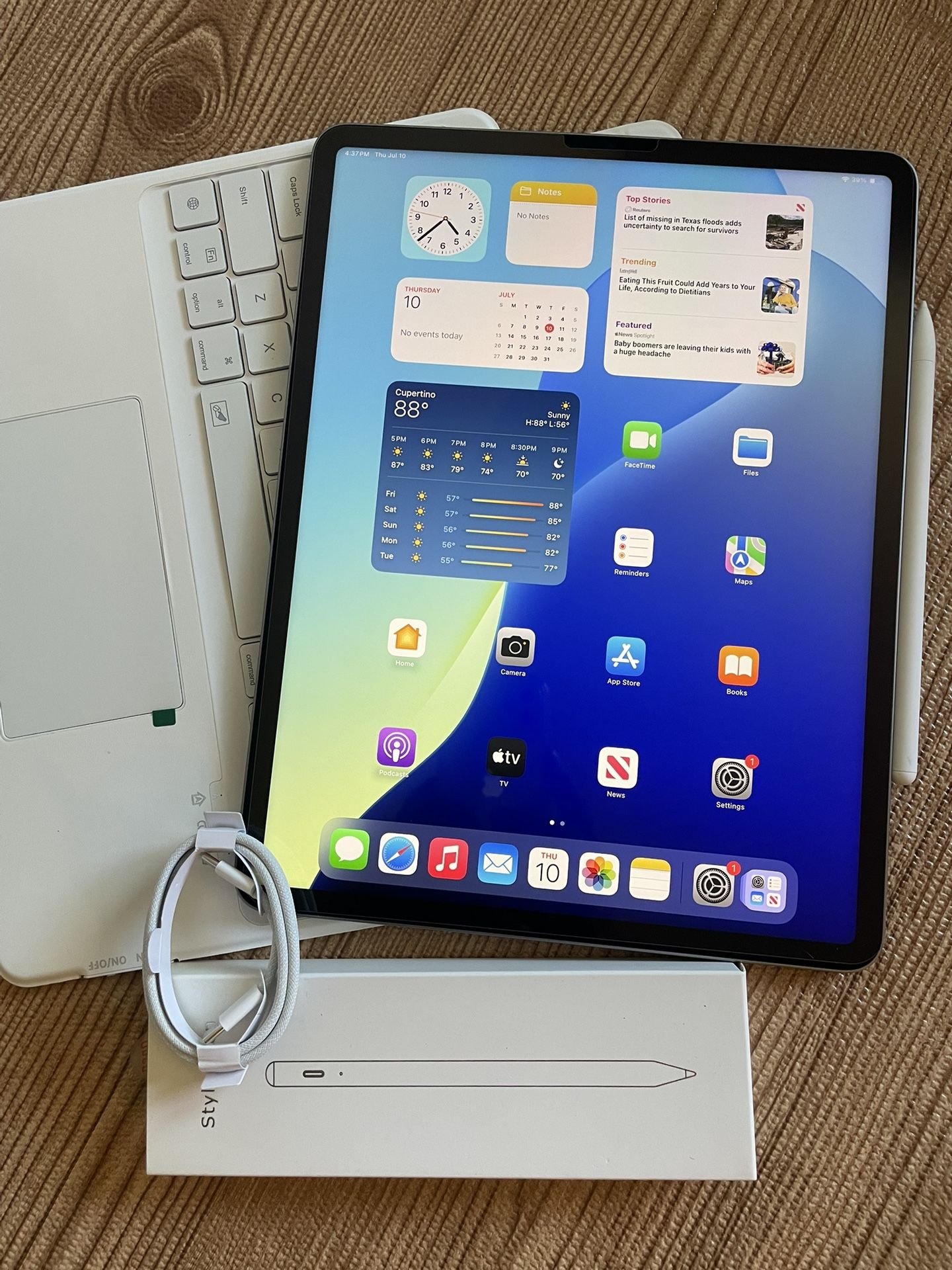 iPad Pro 12.9” (M2 chip / 2022 model) 6th Generation 128GB with  keyboard case and stylus pen 