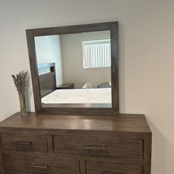 Bedroom Set (Queen Size Bed, Two Nightstands, And Mirrored Dresser