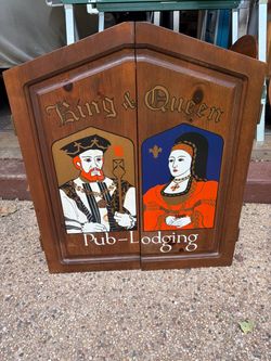 King & Queen Pub Lodging Wooden Dart Board Cabinet