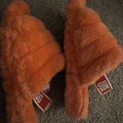 WOMEN’S UGG FLUFF SLIDES 