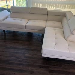 New 105x77 sectional couch / free delivery