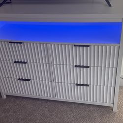 Modern White 6-Drawer Dresser with LED Light – Excellent Condition!