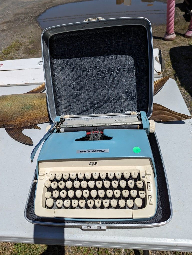 Vintage Smith-Carona Typewriter