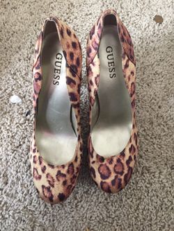 Guess Pumps