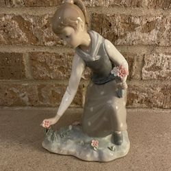 Lladro “Girl Gathering Flowers” Figurine 1172